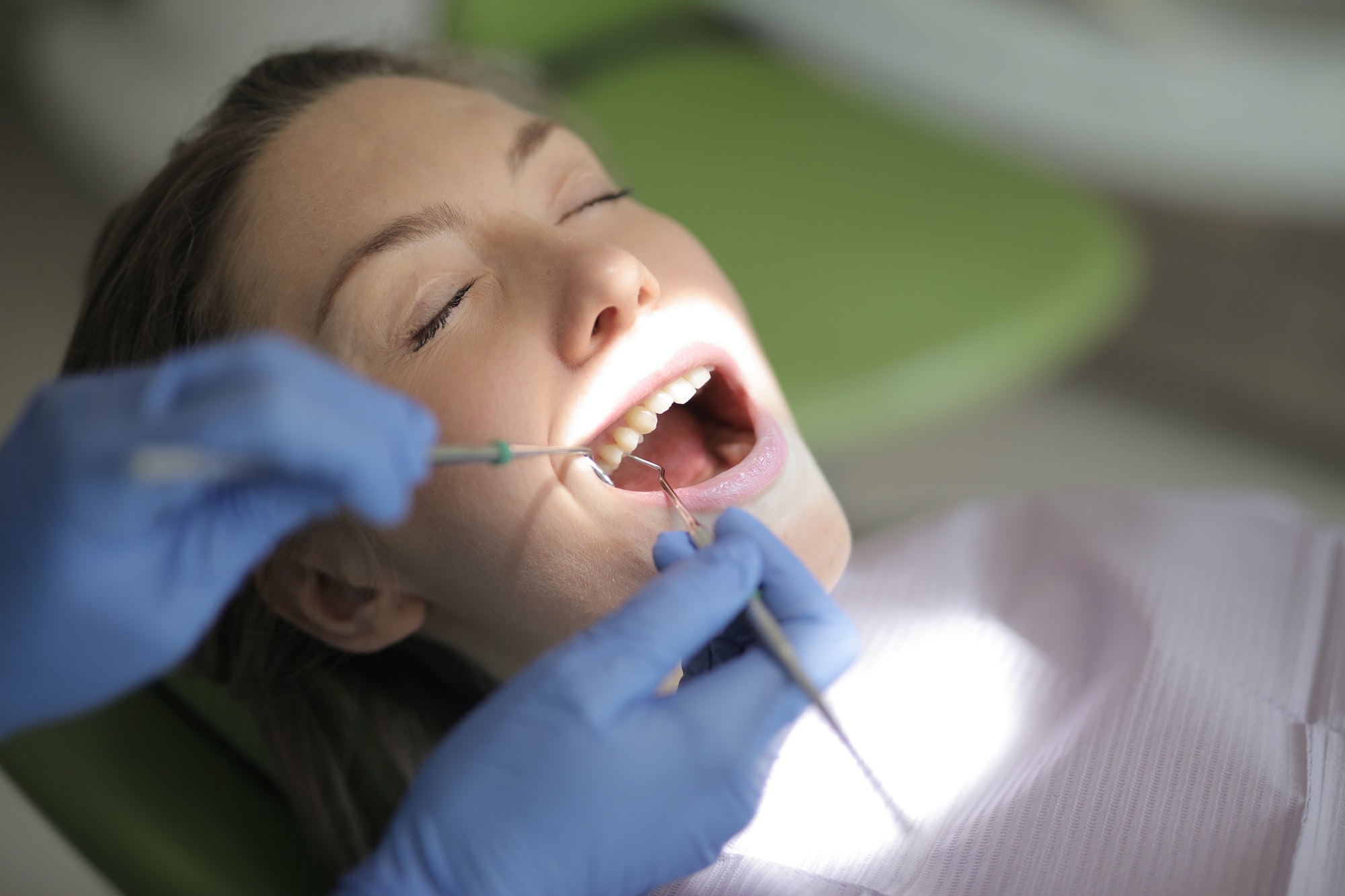 Wizyty kontrolne u dentysty - jak często odwiedzać stomatologa
